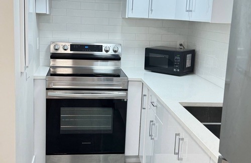 Surrey House | 🌊 ✨Premium 2BR Cozy Retreat Private Entrance, In-Suite Laundry, Close to Ocean