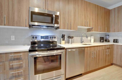 Groveton Apartment | Prime Alexandria Location | Spacious Apt