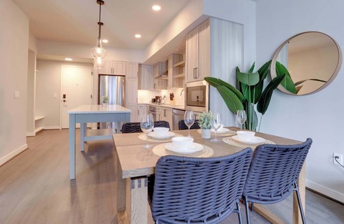 Clarendon Apartment | Prime Arlington Apt with Gym & Pool Access