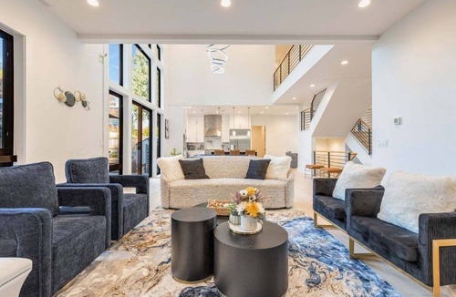 West Bellevue House | Prime Location: 6BR Luxury & Comfort in Bellevue!