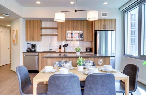 Clarendon Apartment | Prime Location Apt | Steps from Metro | Gym