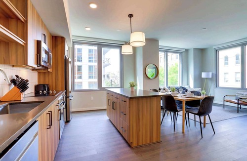 Clarendon Apartment | Prime Location Apt | Steps from Metro | Gym
