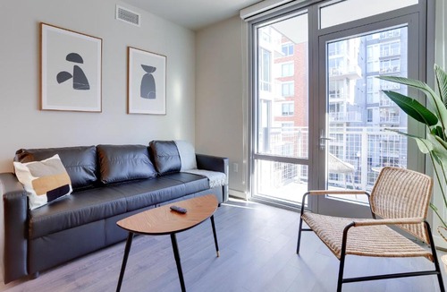 Clarendon Apartment | Prime Location Apt W Gym