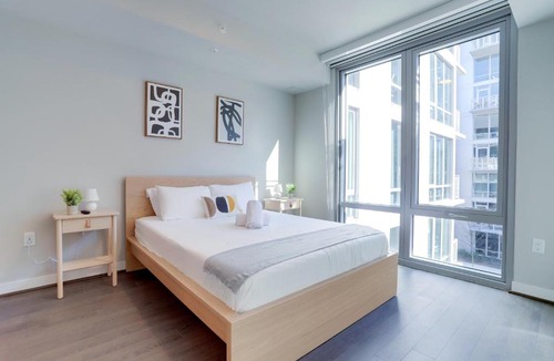 Clarendon Apartment | Prime Location Apt W Gym