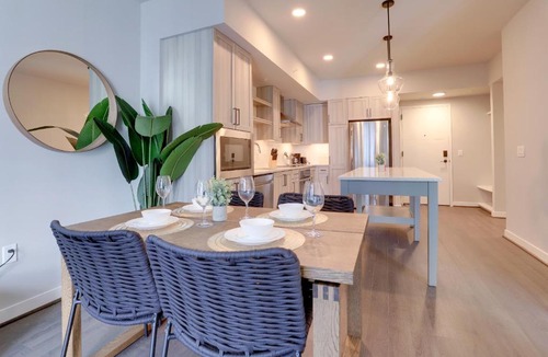 Clarendon Apartment | Prime Location Apt W Gym