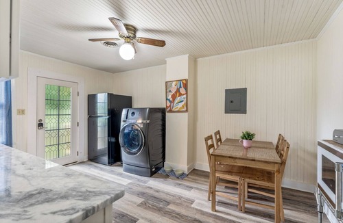 Old Town Fredericksburg House | Prime Location Cottage – King Bed, Free Parking, Walk to Downtown & Dining!