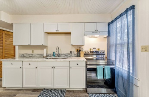 Old Town Fredericksburg House | Prime Location Cottage – King Bed, Free Parking, Walk to Downtown & Dining!