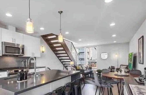 Eastlake House | Prime Location. Lake View. Seattle Skyline View.
