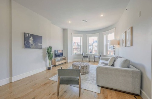 Back Bay Apartment | Prime Location | Newbury Street 1BR