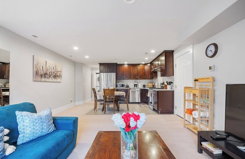 Lake Hills House | Private 2-bedroom Guest Suite w/Separate Entrance, AC & EV Charging. Bellevue