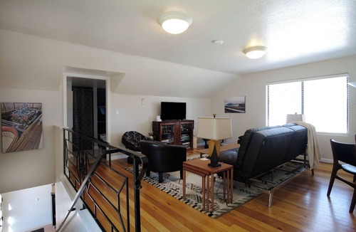 North Lakeport Apartment | Private 2nd Floor apartment on 4 acres across the street from Clear Lake.