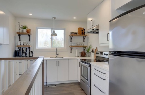 The Blue Mountains Cottage | Private Beach Access with many 5-star reviews!