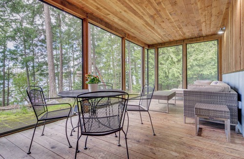 Eastsound House | Private Beach & Hot Tub: Eastsound Waterfront Gem