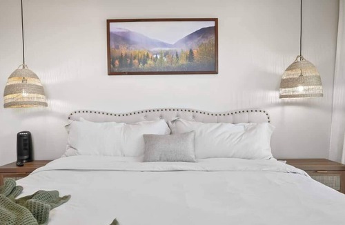 Caldwell House | Private Caldwell Guesthouse w/King Bed, Balcony & Kitchenette