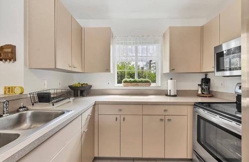 Ridge Wood Heights House | Private Coastal Retreat/Heated Pool Family-Friendly 7 min to Siesta Key Beach