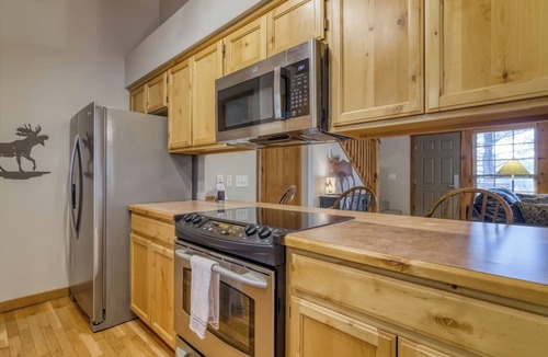 Branson West House | Private Home in StoneBridge Resort - Two Master Suites, Full Kitchen, Screened Porch, Grill