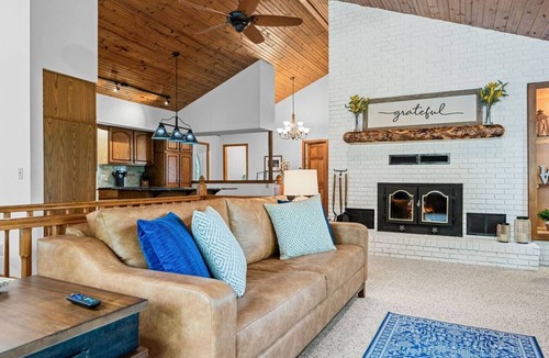 Branson West House | Private Hot Tub, Pool, Fire Pit, Lake, Games! Close to SDC, Shows, Shopping