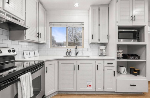 Lakeview House | Private Indoor Pool/HT - Sleeps 16 - Game Room