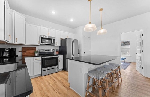 Kimberling City House | Private PICKLEBALL Court! Hot Tub! Lake View!