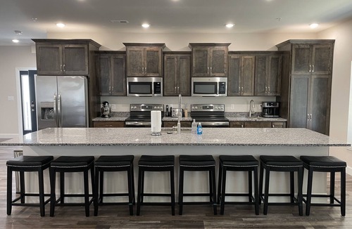 Branson House | PRIVATE POOL AND HOT TUB! In Town spacious 8 Bedroom and 8.5 Bathroom home.