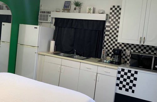 South Gate Ridge Apartment | Private Studio · Near Siesta Key · Pet Friendly