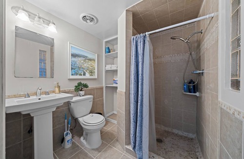 Mount Helix Apartment | Private Studio w King Bed, Bathroom, 1 Parking