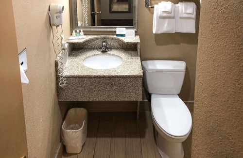 Morningside Hotel | Quality Inn Near Joint Base Andrews - Washington Area