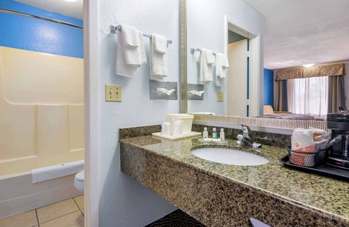 Indian Beach Sapphire Shores Hotel | Quality Inn Sarasota North Near Lido Key Beach