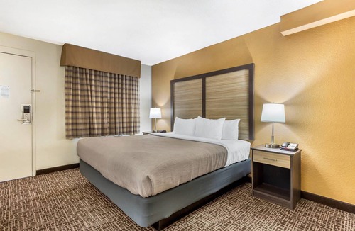 Pine Forest Hotel | Quality Inn & Suites Spring Lake - Fayetteville near Fort Bragg