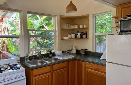 Makawao Cottage | Quiet 1-bd cottage retreat with sleeping loft & work space