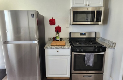 Vallejo House | Quiet, centrally located 2 BR house just minutes from Napa, SF, Bay, and more!