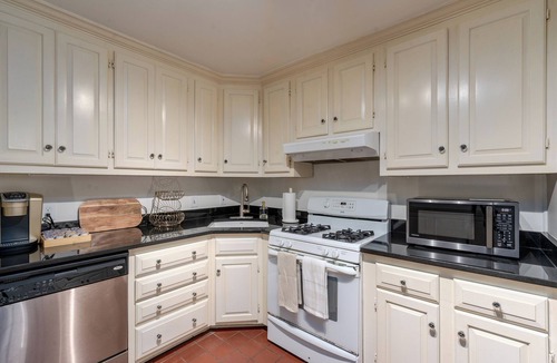 Federal Hill House | Quiet Federal Hill 3BR - Walk to Hospitals, Stadiums, Dining and Nightlife