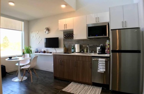 Broadway Apartment | Quiet retreat, in Seattle's most prominent entertainment & counterculture community.