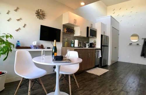 Broadway Apartment | Quiet retreat, in Seattle's most prominent entertainment & counterculture community.
