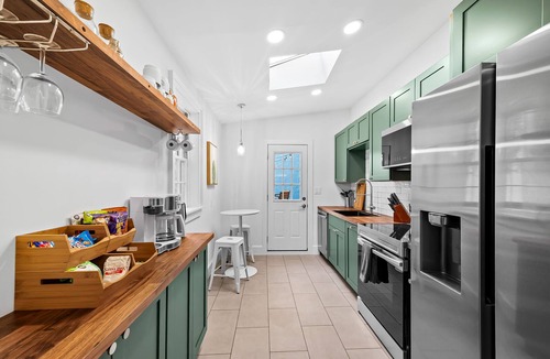 Inner Harbor House | Quiet, walk to the stadiums, harbor, aquarium, convention center, rooftop deck