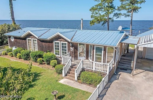 Columbia House | Rainbow's End Retreat - IBX, NCnAffordable waterfront near OBX!