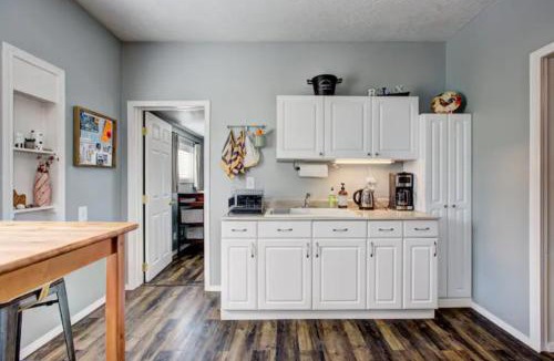 Sunset House | Red Bench Cottage Ideal location near parks, trails, skiing, hiking, biking, shopping extended stays welcome
