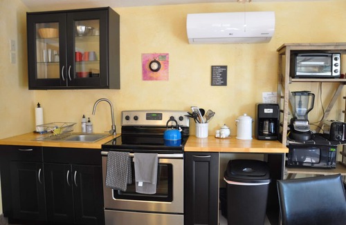West Sedona Cottage | Red Rock Retreat: Hot tub, walk to creek for swimming,.