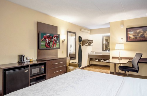 Lakeview Hotel | Red Roof Inn PLUS+ Washington DC - Manassas