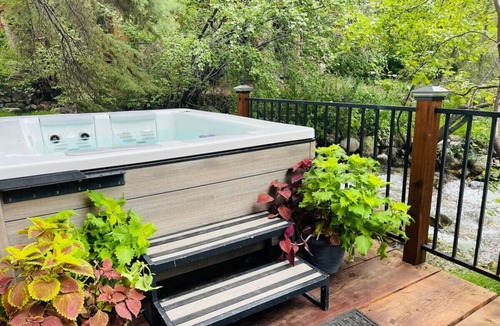 Sundance Cottage | Refined creekside retreat Walk to ski lift Steps to dining Hot tub On Sundance Resort