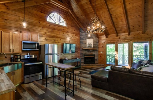 Townsend House | Refuge - Riverfront, Fire Pit, Fireplace & Grill!