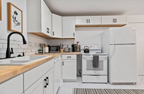 Veterans Park House | Regan Ave · 5 mins Away from Quinn`s Pond & Downtown! 3Bed/1ba