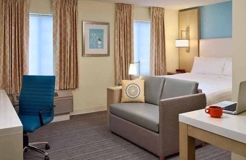 Auburn Hills Hotel | Relax by the Pool & Enjoy Free Breakfast! Comfortable Stay at Auburn Hills!