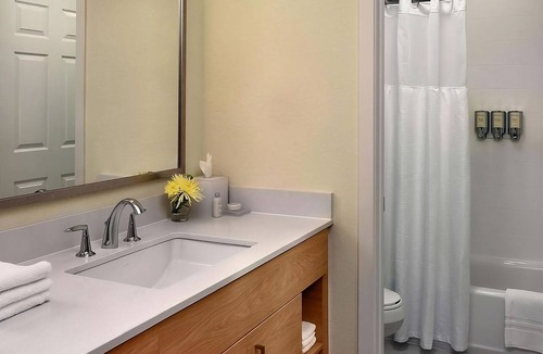 Auburn Hills Hotel | Relax by the Pool & Enjoy Free Breakfast! Comfortable Stay at Auburn Hills!