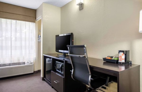 Bayou Oaks Hotel | Relax in 2 Stylish Rooms w/2 Double Beds Near Sarasota-Bradenton Airport