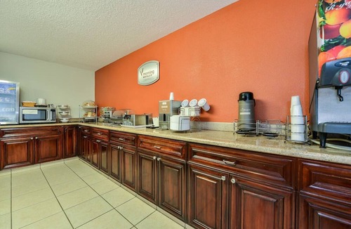 Bayou Oaks Hotel | Relax in 2 Stylish Rooms w/2 Double Beds Near Sarasota-Bradenton Airport