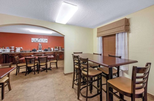 Bayou Oaks Hotel | Relax in 2 Stylish Rooms w/2 Double Beds Near Sarasota-Bradenton Airport
