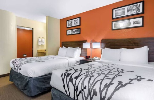 Bayou Oaks Hotel | Relax in 2 Stylish Rooms w/2 Double Beds Near Sarasota-Bradenton Airport