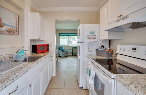 North Port Cottage | Relax in Hot Tub, Walk to Springs: North Port Home