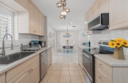 Gulf Gate Estates House | Relax in style at Coral Breeze! Your private Sarasota escape | Heated pool | Sunroom | Dog-friendly